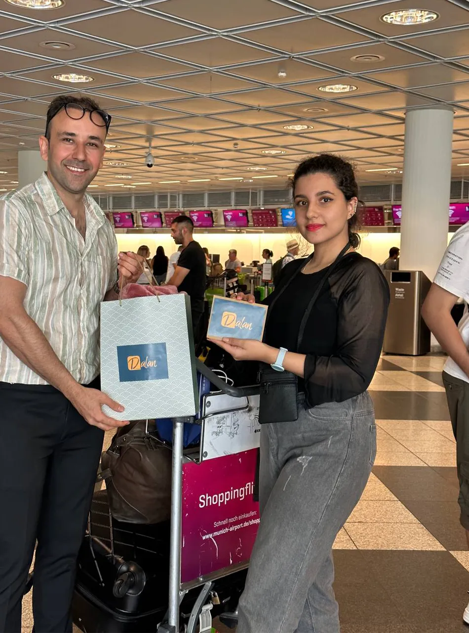 امروز توانستیم شخصاً از مشتریان خود در مونیخ استقبال کنیم. مرحله جدیدی از زندگی در مونیخ آغاز می‌شود - و ما از همان ابتدا آنجا هستیم تا از آنها حمایت کنیم.