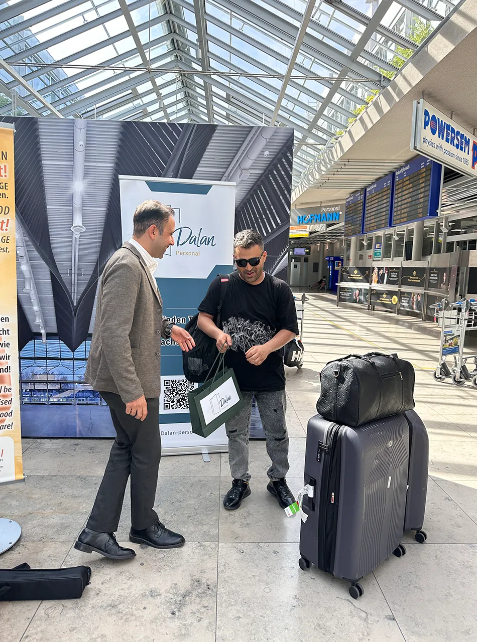 مشتری جدید ما نه تنها تجربه حرفه‌ای ارزشمندی از اروپا و کشورهای عربی به ارمغان می‌آورد، بلکه بینش‌های هیجان‌انگیزی را نیز که امروز در مسیر فرودگاه به رگنسبورگ با ما به اشتراک گذاشت، با ما به اشتراک گذاشت.